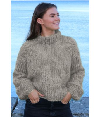 Stella genser sandfarget - Strikkia 2024-008-506