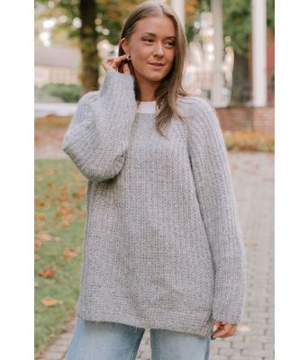 Easygoing genseren i lysegrå - Strikkia 2024-036-BK7402B