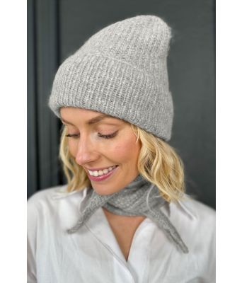 Lysegrått Savanna sett med lue og skjerf - Strikkia 2024-039-BK7402