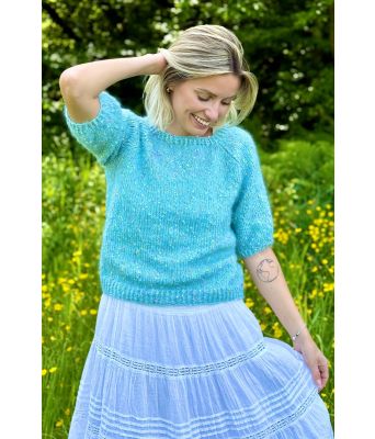 Lys turkis blomsterbris genser - Strikkia 2024-051-507