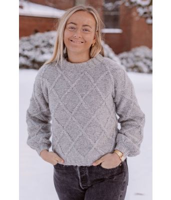 Diamas genser - Strikkia 2025-001
