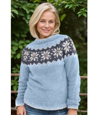Lyseblå Veturgenser med jeansblått mønster - Strikkia 2025-006-320302327