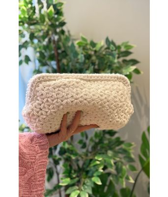 Bella heklet blomsterclutch - Strikkia 2026-013