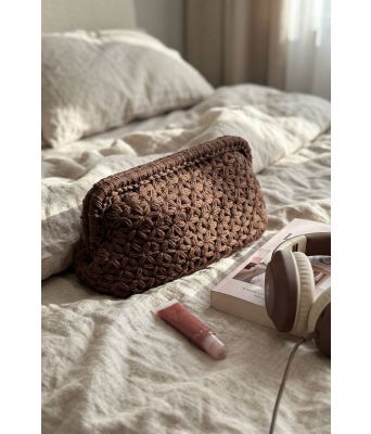 Brun bella heklet blomsterclutch - Strikkia 2026-013-408