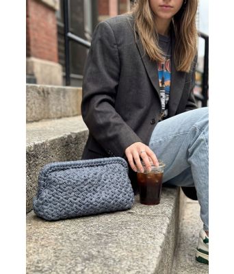 Jeansblå bella heklet blomsterclutch - Strikkia 2026-013-427