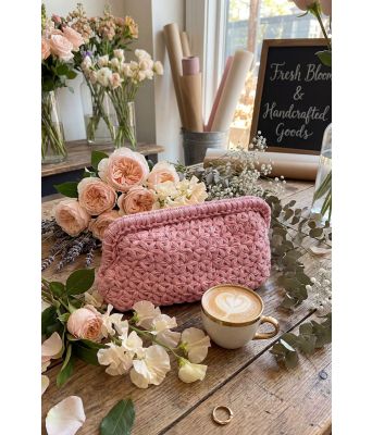 Rosa bella heklet blomsterclutch - Strikkia 2026-013-465