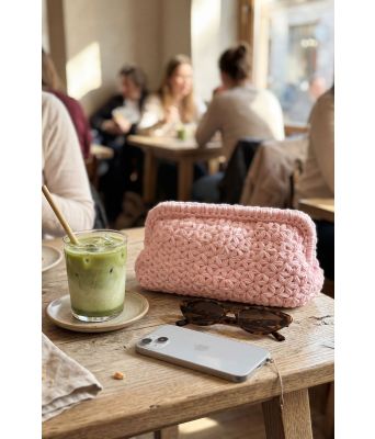 Lyserosa bella heklet blomsterclutch - Strikkia 2026-013-466