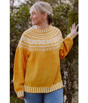 Gul Troldhaugen genser med fanamønster i rundfellingen - DLG 23-001-3458