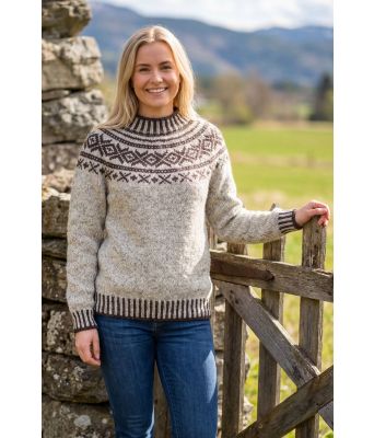 Perlegrå Troldhaugen genser med mørkegrått mønster - DLG 23-001U-612615
