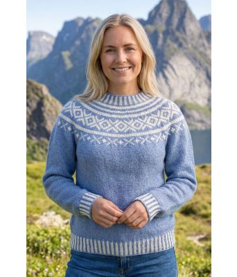 Lyseblå Troldhaugen genser med hvitt mønster - DLG 23-001U-620600