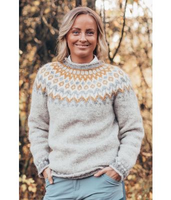 Lyst grå riddarigenser med litt gult mønster - Istex 91002