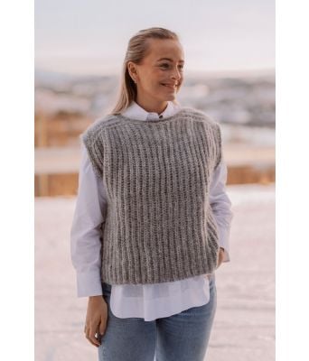 Anytime slipover vest med patentmønster - Strikkia 2022-003