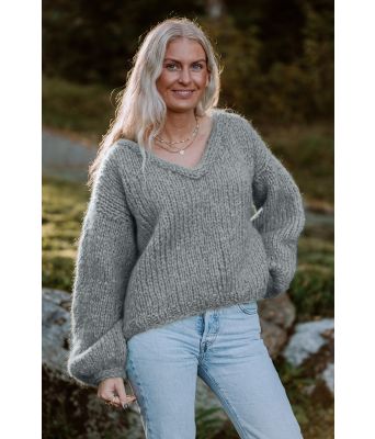 Charlottes lysegrå chunky mohair genser - Strikkia 2021-027D