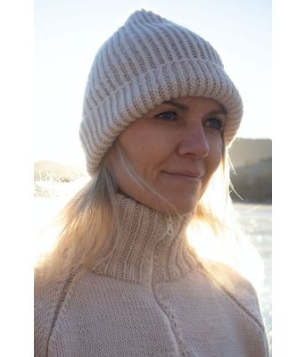 Ralve strikkelue i ull - DG 483-04