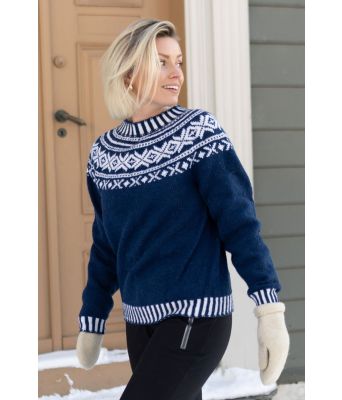 Marineblå Troldhaugen genser med hvitt mønster - DLG 23-001-AS526500