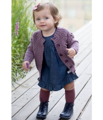 Alma strikkejakke med hullstrikk og rundfelling til jente - DSA 62-02