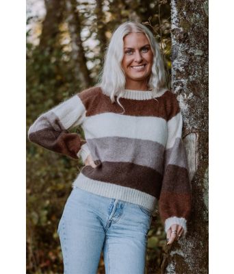 Elisegenseren i strikkegenser med brede brune striper - Strikkia 2020-029E