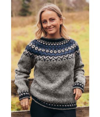 Grå riddari genser med mørkeblått mønster - Istex 91002