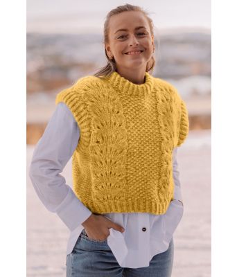 Gul Weekend Waves strikkevest med bølgete mønster - Strikkia 2022-001L