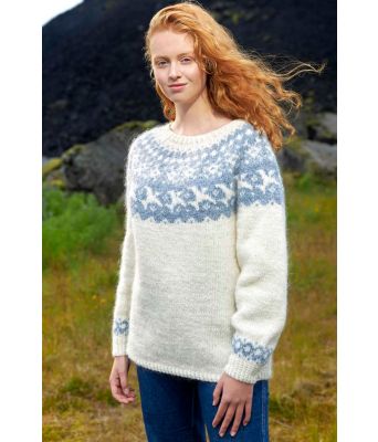 Hvit Farfuglar genser med blått mønster - Istex 590016 / Lopidesign 40-15-0051