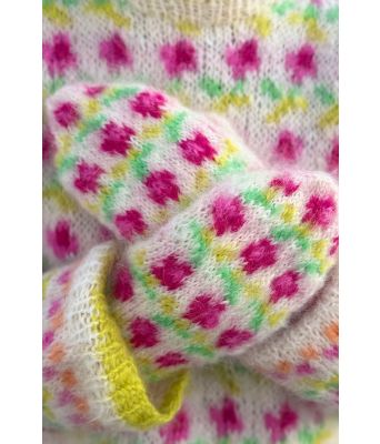 Hvite Ellinor votter med fuchsia blomster - Ingrid Raadim IR-03-12