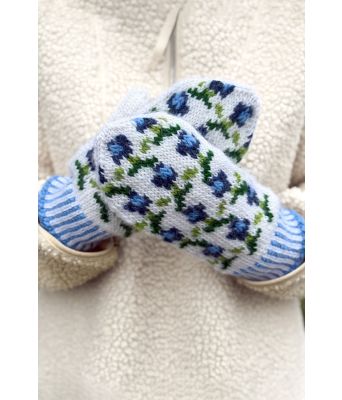 Hvite Ellinor ullvotter med blå blomster - Ingrid Raadim IR-03-13B