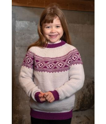 Kvit Setesdalsgenser med lilla mønster til jente Yksle - Viking 2106-11