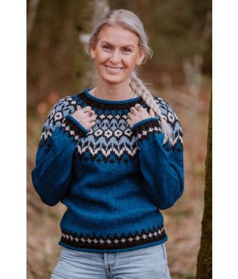 Mørkeblå riddarigenser med lyseblått mønster - LL0041