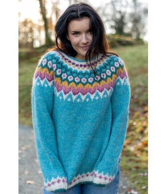 Isbreblå riddarigenser med fargerikt mønster - LL0045C