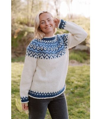 Naturhvit riddarigenser med blått mønster - LL0048