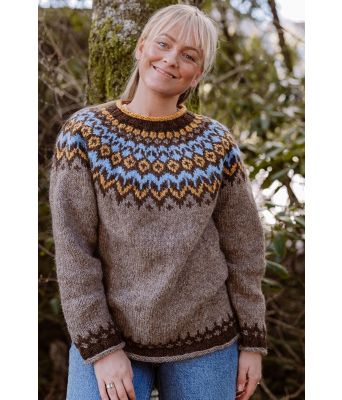 Lysebrun riddarigenser med blått og gult mønster - LL0083