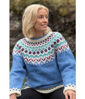 Himmelblå riddarigenser med flerfarget mønster - LL0084