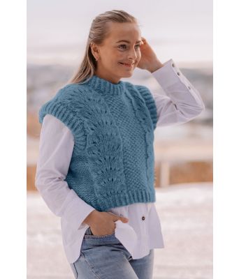 Lys jeansblå Weekend Waves bølgevest - Strikkia 2022-001I