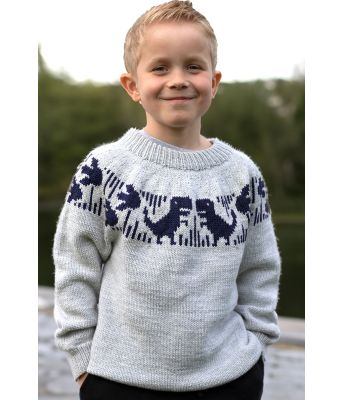 Lyst grå dinosaurgenser med marineblått mønster - Strikkia 2024-004-104118