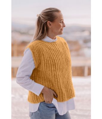 Okergul Anytime slipover strikket vest med patentmønster - Strikkia 2022-003M