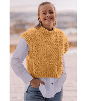 Okergul Weekend Waves strikket vest med bølgemønster - Strikkia 2022-001M