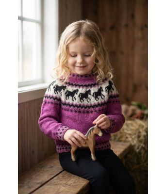 Mørkerosa hestegenser til barn - Strikkia 2023-027-566561