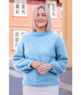 Amalies kosegenser i lyseblå - Strikkia 2020-003