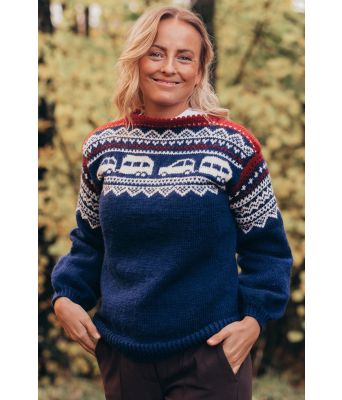 Campinggenseren strikkegenser med campingvogn og bil - Strikkia 2020-023