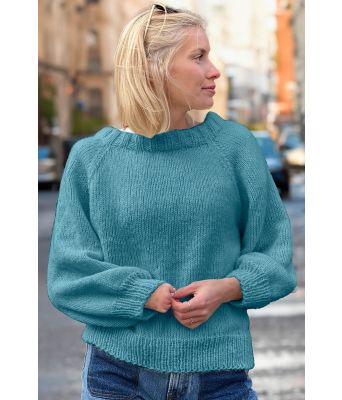 Cozy everyday sweater i lys turkis - Strikkia 2022-002-328