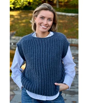 Anytime slipover i jeansblå - Strikkia 2022-003-327C