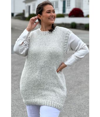 Jennyvesten lang strikkevest - Strikkia 2022-004