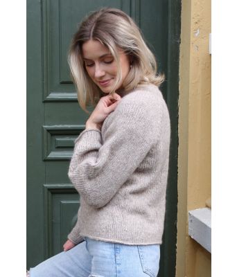 Beige Easy Peasy genser - Strikkia 2022-016B