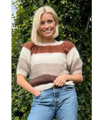 Kortermet Elisegenser i bruntoner - Strikkia 2022-027A