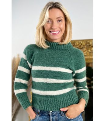 Jadegrønn Bordeaux sweater med hvite striper - Strikkia 2023-001-336300A