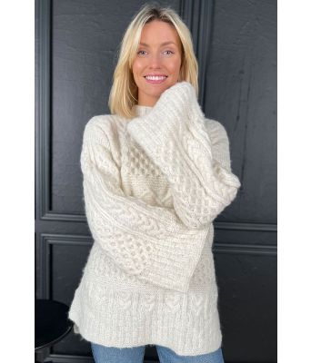Quintessentially aran genser i naturhvit - Strikkia 2023-021-302B