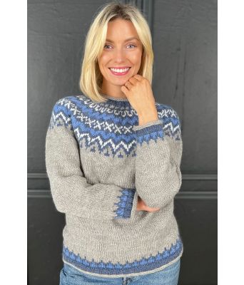 Lysegrå islandur genser med blått mønster - Strikkia 2023-022-512B