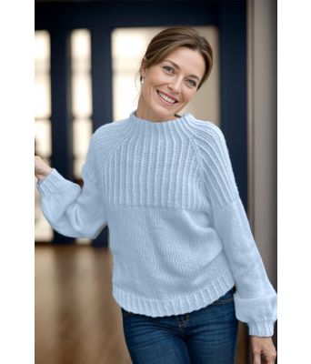 Winona raglan sweater i lyseblått - Strikkia 2023-024-320B