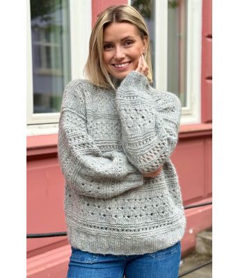 Whispering breeze i grå - Strikkia 2024-044