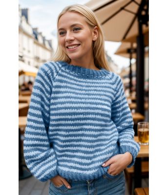 Slender stripes genser i blå og lyseblå - Strikkia 2024-045-320323